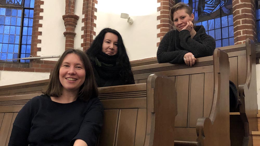 In der Kreuzkirche (v.l.): Pastorin Linda Pinnecke, Mella Winterfeld und Johanna Heesch