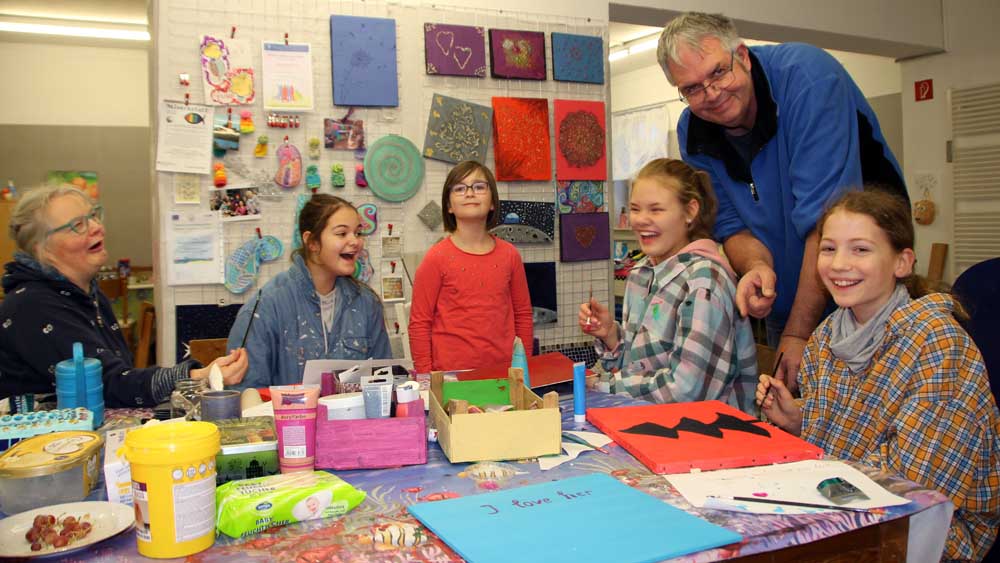 Image - Wo alle an einem Tisch sitzen