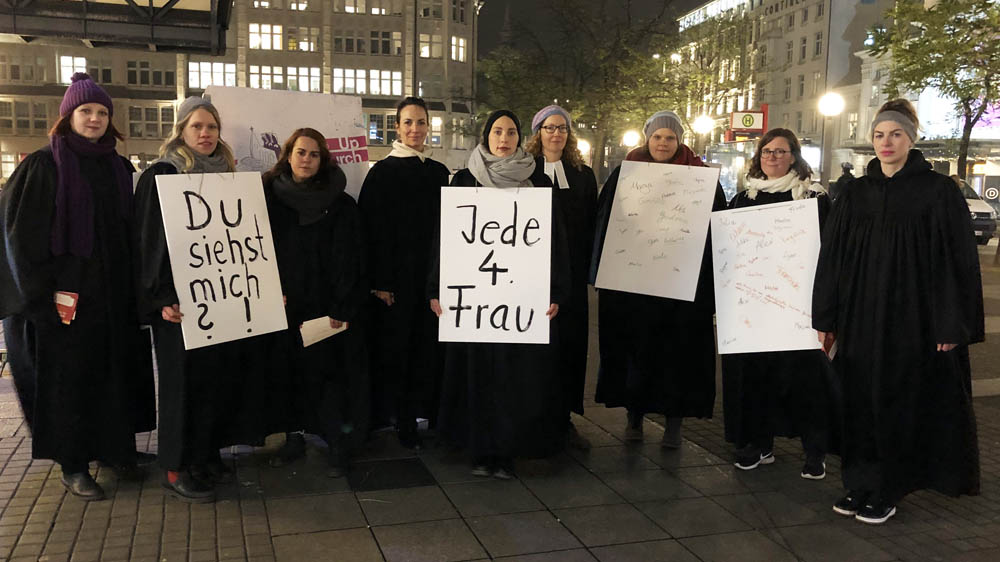 Auf das Thema "Gewalt an Frauen" machte die "Pop Up Church" vor dem Hamburger Hauptbahnhof aufmerksam