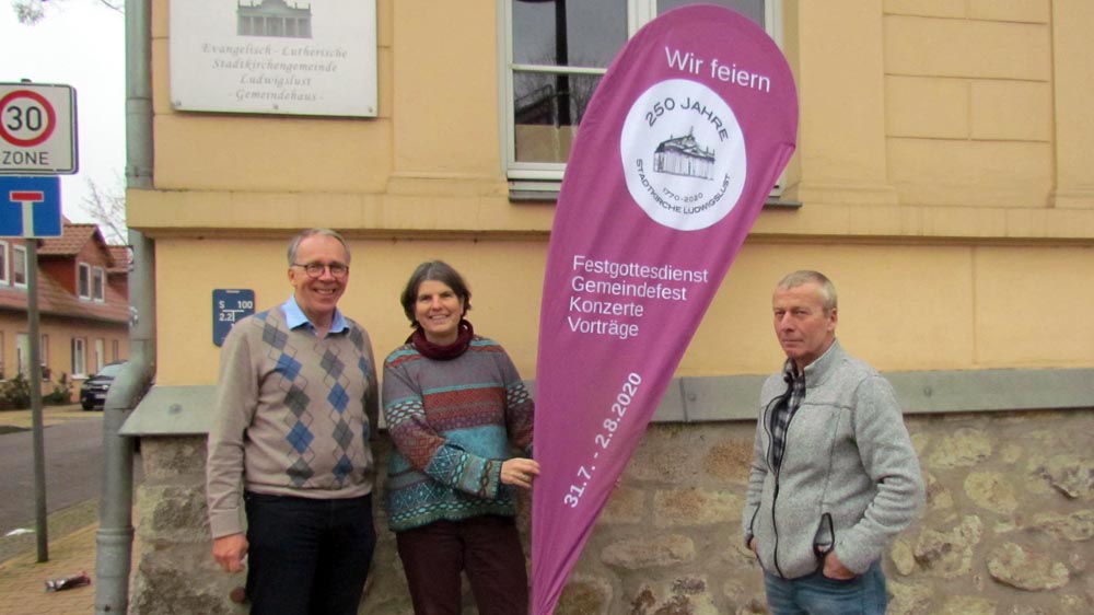 Vorfreude aufs Jubiläum (v.l.): Hans-Werner Reimers, Vorsitzender der Arbeitsgeuppe, Pastorin Katharina Lotz und Küster Thomas Konradt