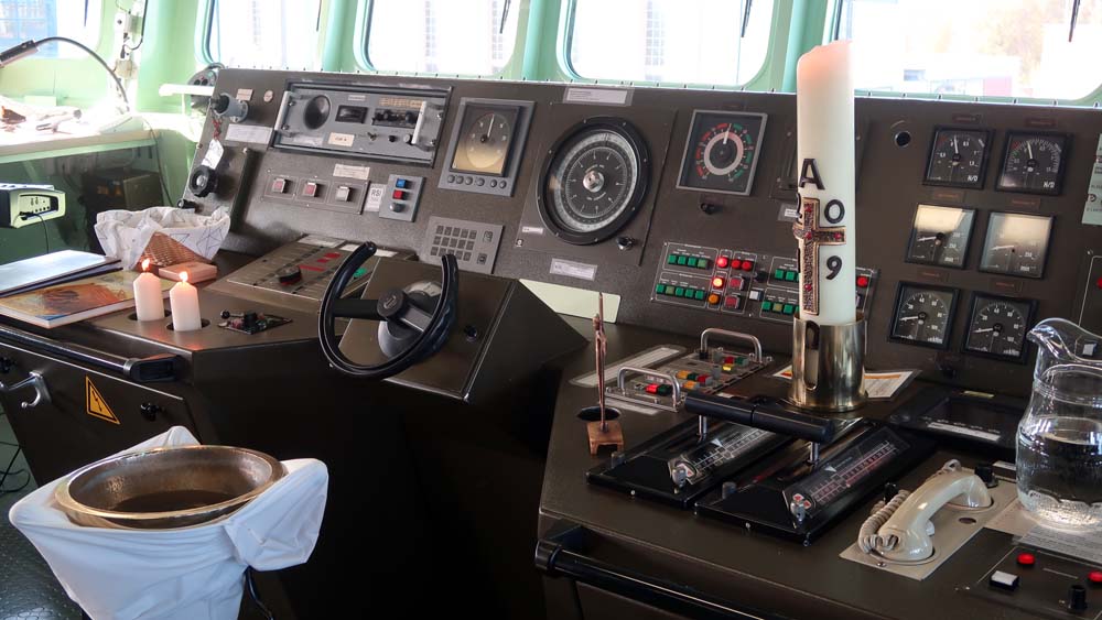 Für die Taufe wird die Kommandobrücke wird zum Altar und die Schiffsglocke zum Taufbecken Foto: Klaus-Dieter Heimann