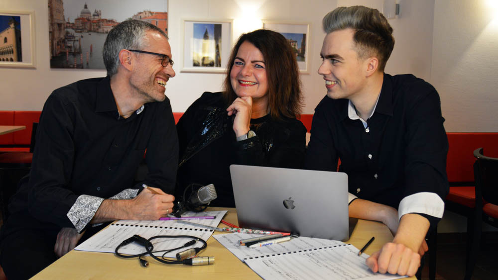 Das Autorentrio (.v.l) um Pastor Lutz Tietje, Katrin Götz und Maximilian Götz