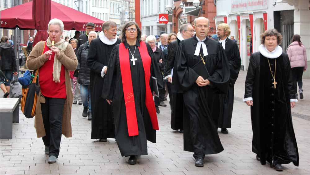 Gemeinsam unterwegs: Wie auf dem Flensburger Friedensweg wollen Pröpstin Carmen Rahlf, Bischof Gothart Magaard und Bischöfin Marianne Christiansen (vorn, v.l.) mit Propst Viggo Jacobsen, Bischof Elof Westergaard und Senior Matthias Alpen (hinten, v.l.), das gute Miteinander im Grenzland fördern