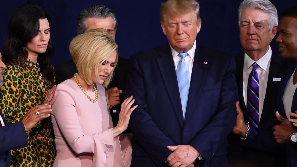 Paula White (2. v.l.) betet für US-Präsident Donald Trump