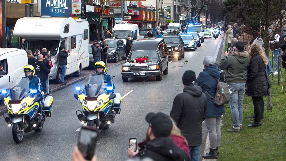 Mit Polizeibegleitung fuhr der Leichenwagen über die Reeperbahn