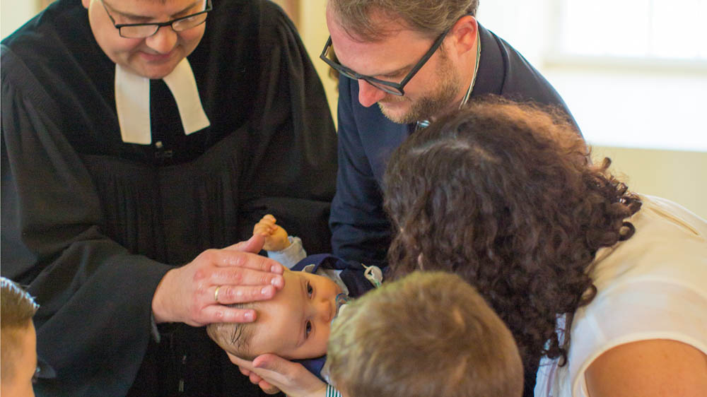 Pastor Ortwin Brand bei einer Taufe