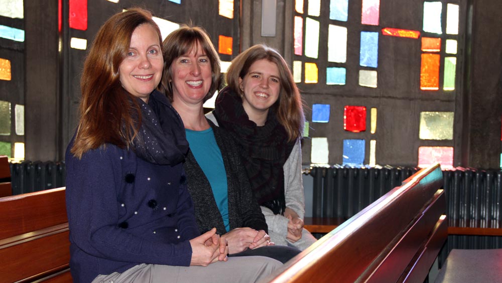 Die Idee zum Bildungsspender hatte Petra Kubin (l.) aus dem Kirchengemeinderat. Jetzt werden die Stellen der Diakonin Rena (M.) Lewitz und der Gemeindepädagogin Svenja Höngen mithilfe des Tools finanziert