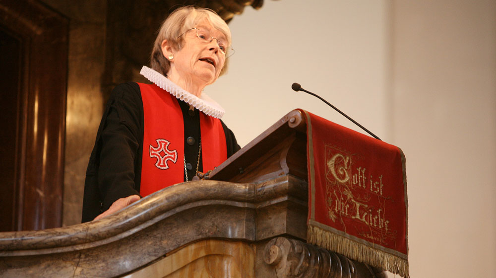 Maria Jepsen bei einer Predigt im Hamburger Michel im Oktober 2006
