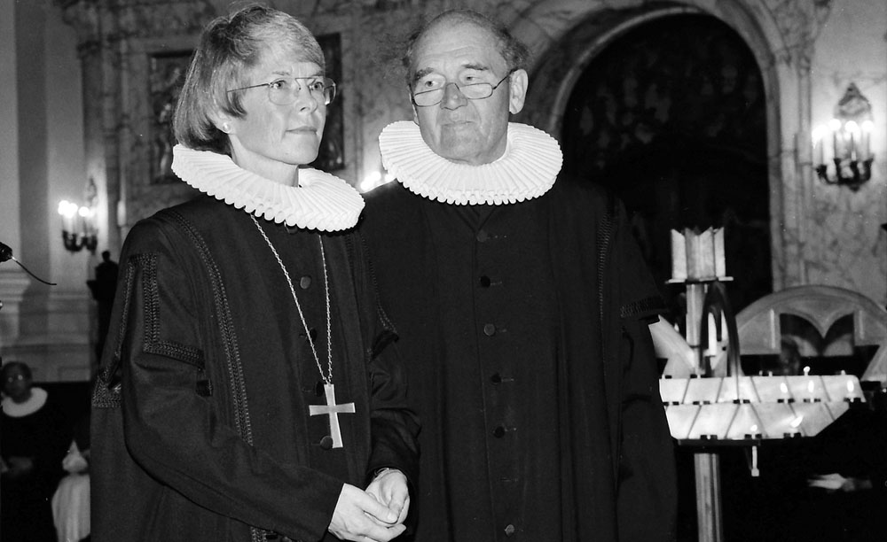 Maria Jepsen am Tag ihrer Wahl mit ihrem Vorgänger Peter Krusche