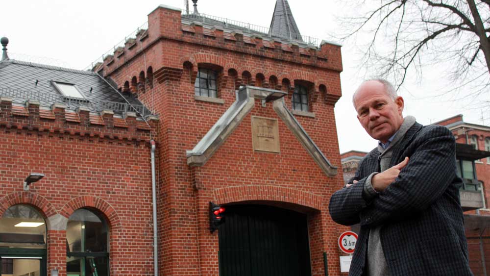 Gefängnispastor Christian Braune vor der Haftanstalt Santa Fu