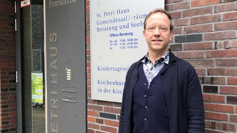 Matthias Schmidt vor dem Beratungs- und Seelsorgezentrum