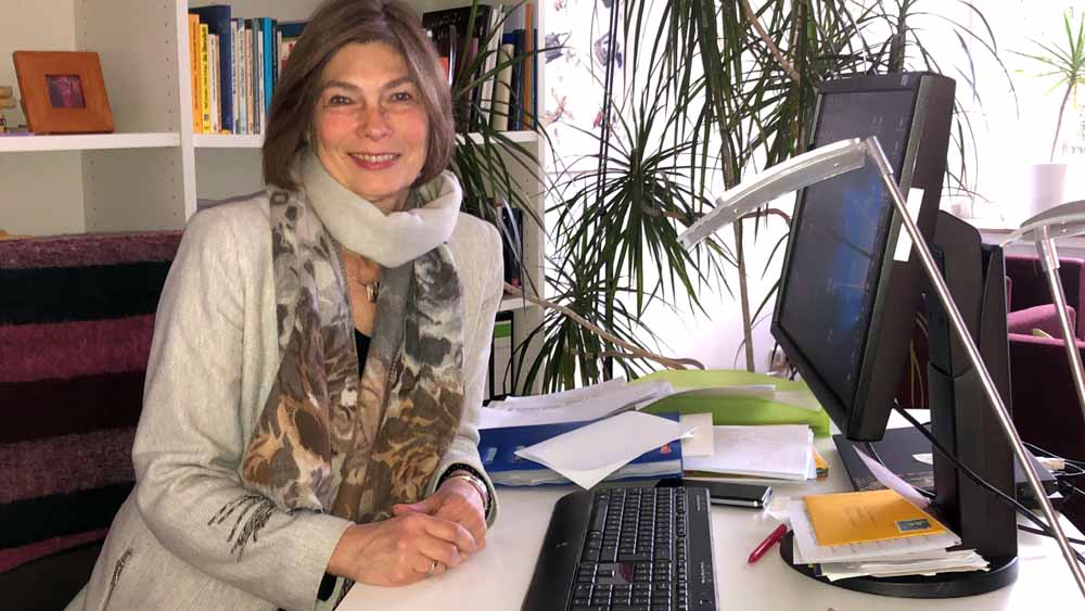 Birgit Klostermeier an ihrem Schreibtisch in Osnabrück