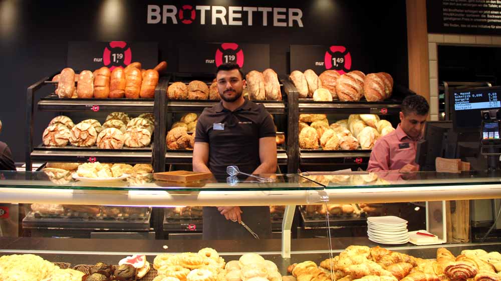 George Marior aus Rumänien an der "Brotretter"-Theke