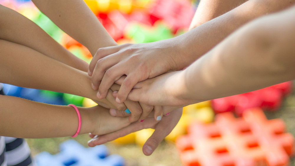Gemeinsam werden Kinder und Erwachsene in Greifswald kreativ (Symbolbild)