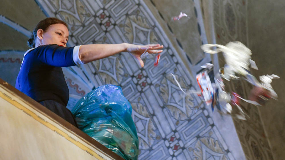 Die Künstlerin Swaantje Güntzel verstreut Plastikmüll in der Kirche