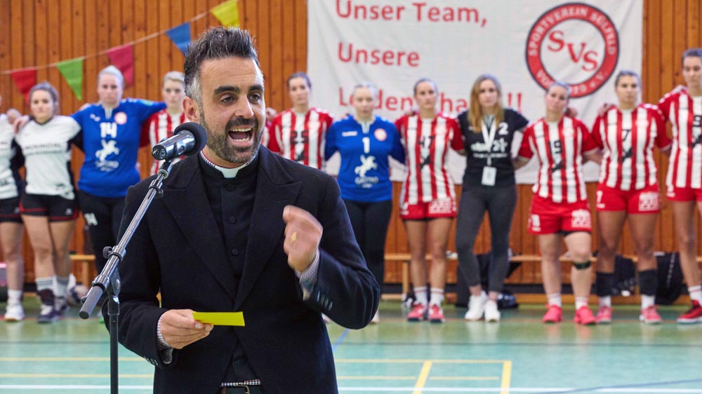 Pastor Steffen Paar wendet sich gegen Rechtsextremismus in der Sülfelder Turnhalle im Vorfeld eines Handballspiels