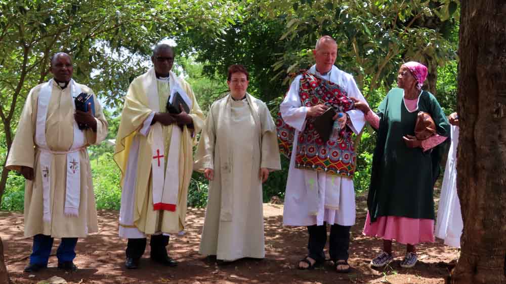 Ökumenepastorin Melanie Dango, rechts neben ihr Pastor Tom Ogilvie aus der Kirchengemeinde Pinnow und Einheimische aus Tansania