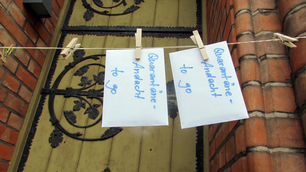 Vor der Schweriner Paulskirche hängen Andachten zum Mitnehmen