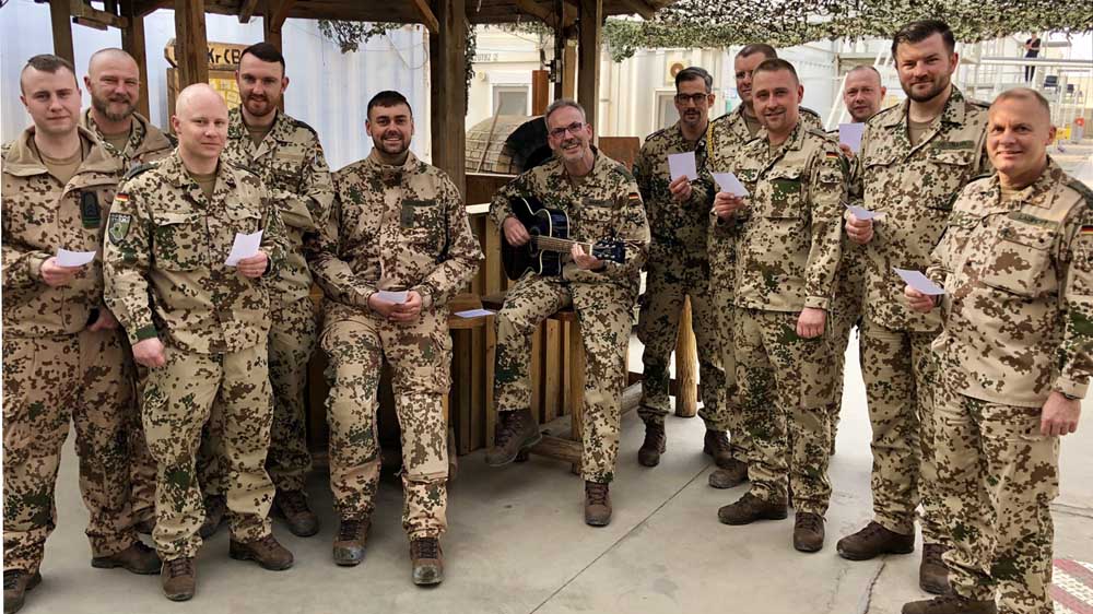 Beim Bibelfrühstück gibt es dunkles Brot, Omeletts und Waffeln – und eine musikalische Einleitung durch den Militärpfarrer Dirk Brandt