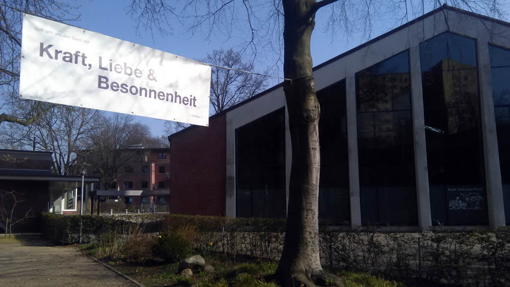 Vor der Kirche "Zum guten Hirten" in Hamburg-Langenfelde weht das Banner
