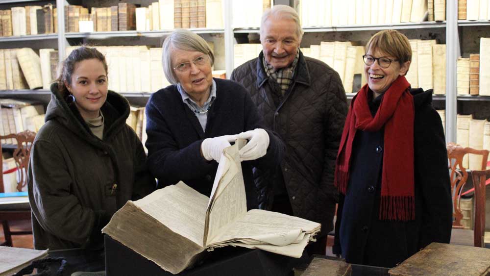 Blättern im „Lexicon heptaglotton“ von Edmund Castell (v.l.): Priörin Erika von Bülow, die Bibliothekarin Dr. Abel Koch-Klose, Klosterpropst Eckhard Graf von Hahn und Buchrestauratorin Anne-Katrin Haase