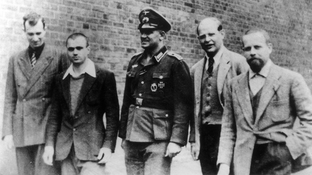Dietrich Bonhoeffer im Sommer 1944 beim Freigang im Berliner Gefängnis mit Mithäftlingen und einem Oberfeldwebel
