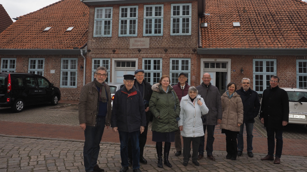 Das künftige Gemeindehaus: Vertreter der Käufer- und Verkäuferseite trafen sich vor dem Haus in Uetersen zur offiziellen Übergabe der Immobilie.