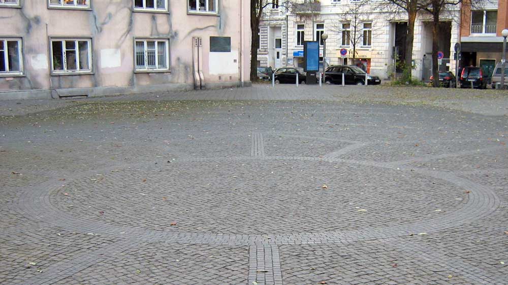 Monument zur Erinnerung an die Bornplatzsynagoge, der Grundriss ist in den Boden eingelassen