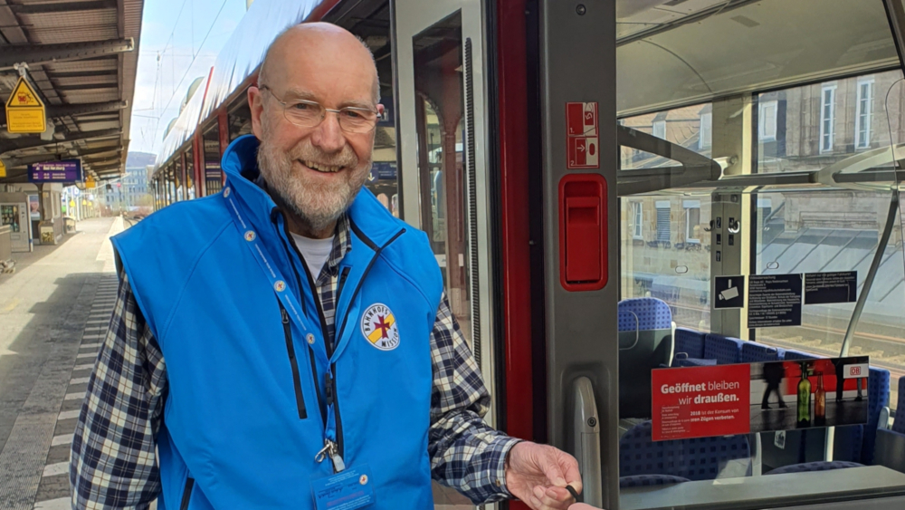 Henning Müller hilft seit 20 Jahren Personen am Göttinger Bahnhof.