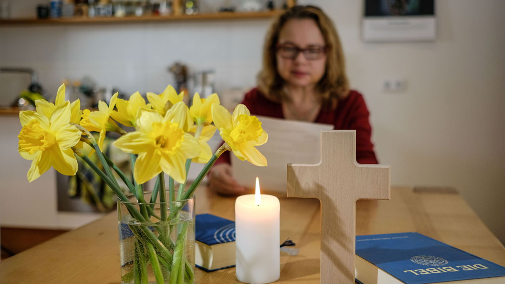 Am heimischen Küchentisch wird am Sonntag Gottesdienst gefeiert
