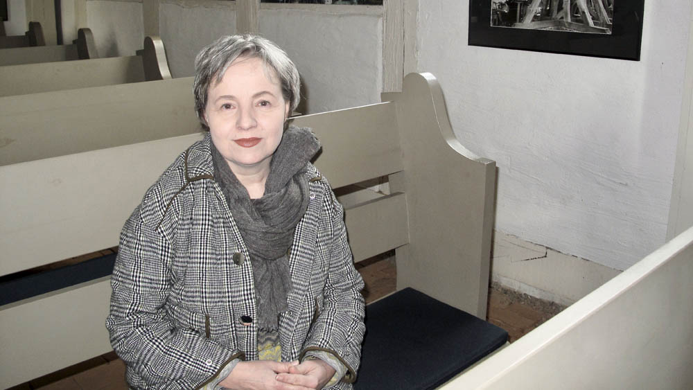 Die Künstlerin Kerstin Borchardt in der Kirche in Nossentin