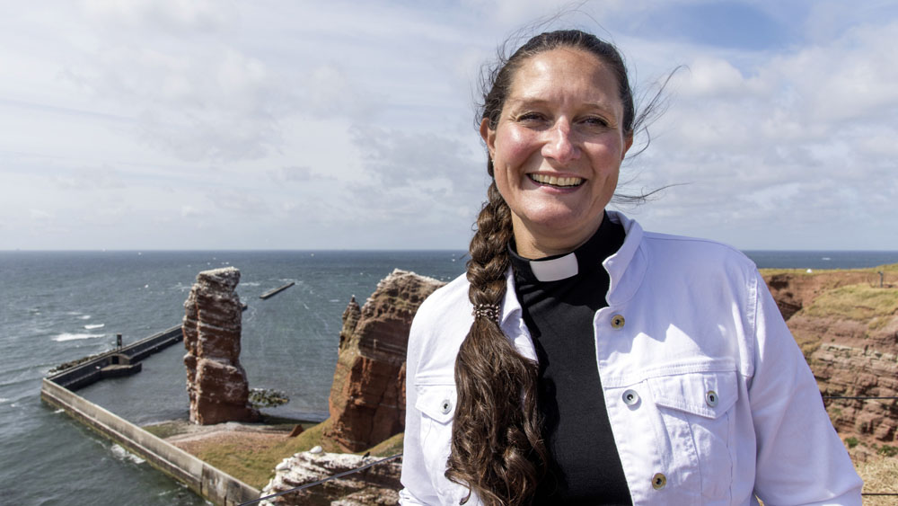 Pamela Hansen vor der Langen Anna, dem Wahrzeichen von Helgoland