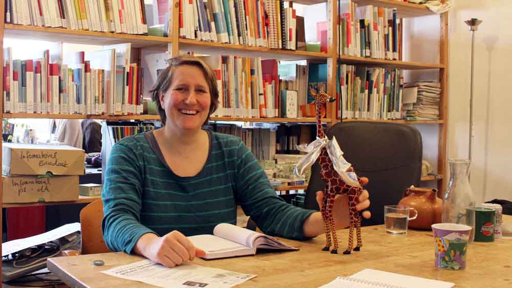Katriona Dannenberg mit der Giraffe, den die Nordkirche für den Eine-Welt-Preis vergibt