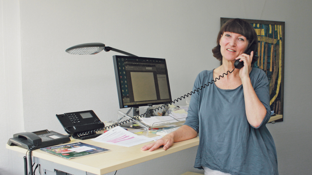 Babette Glöckner, die Leiterin der Telefonseelsorge, an ihrem Arbeitsplatz in Hamburg.