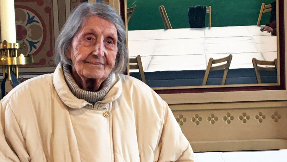 Alice Happek in der Kirche von Langeoog