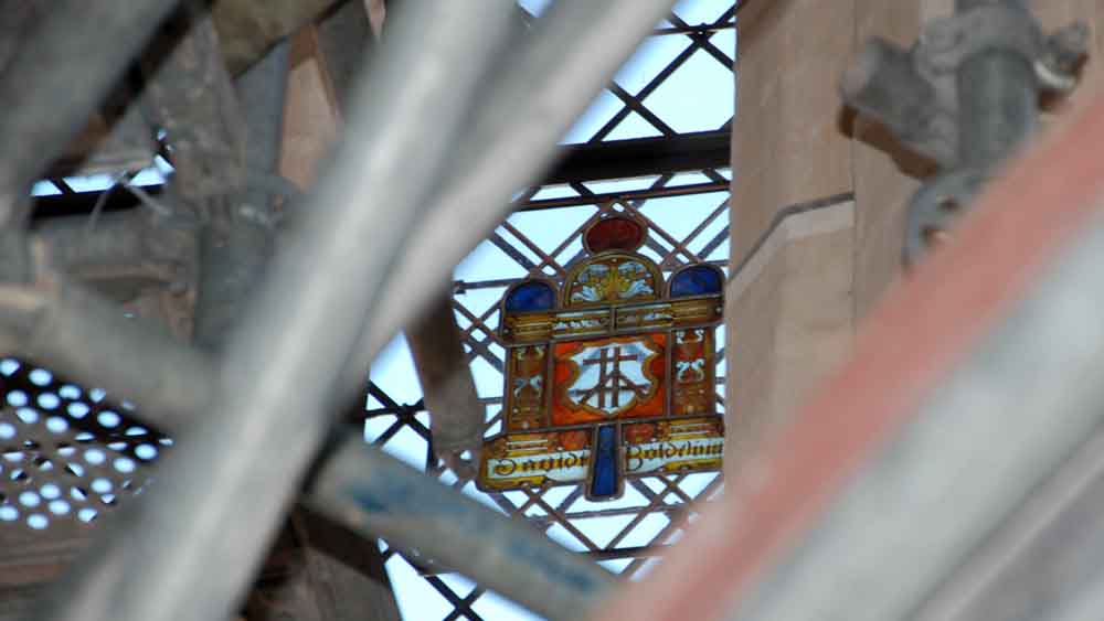 Die Kabinettscheiben vor den Fenstern im Chorraum der Gadebuscher Stadtkirche