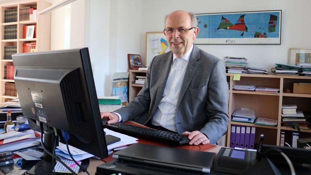 Bischof Magaard an seinem Schreibtisch