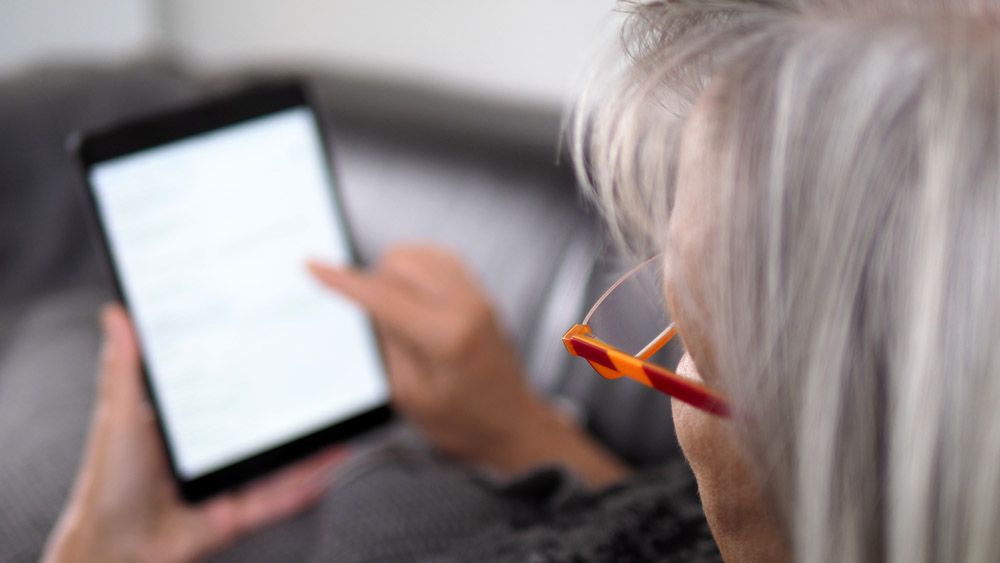 Eine Rentnerin an einem Tablet (Archivbild)