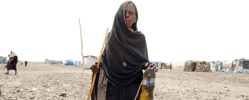 Eine Frau in einem Dorf in Äthiopien