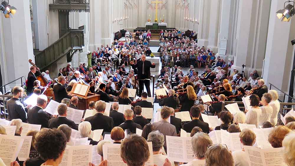 Großer Chor ohne Abstand singt in Kirche