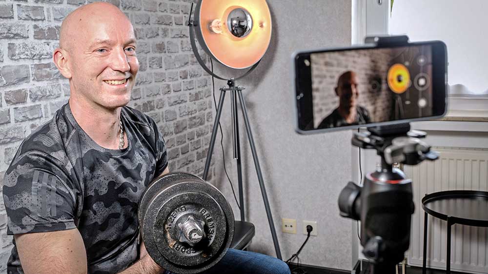 Religionslehrer Dirk Bischoff nimmt ein Video für Youtube auf