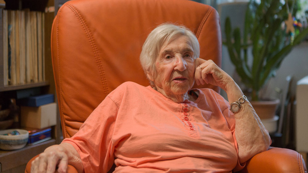 Esther Bejarano in ihrer Hamburger Wohnung