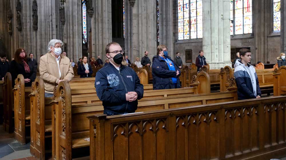 Viel Abstand im Kölner Dom Foto: Robert Boecker / epd