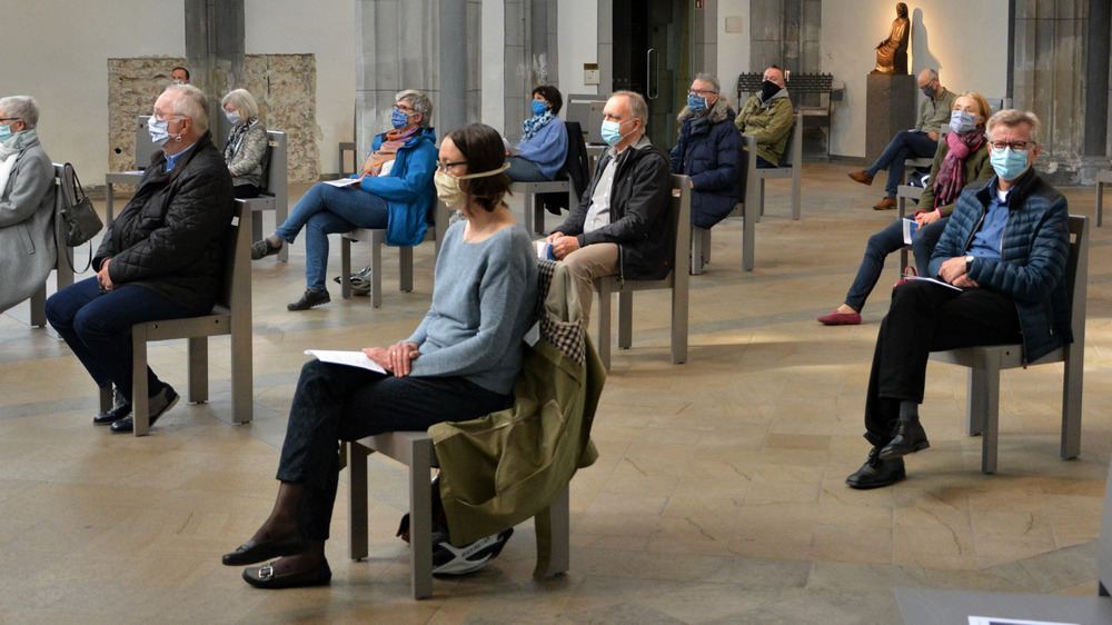 Die Besucher in der Kölner Antoniterkirche tragen Masken