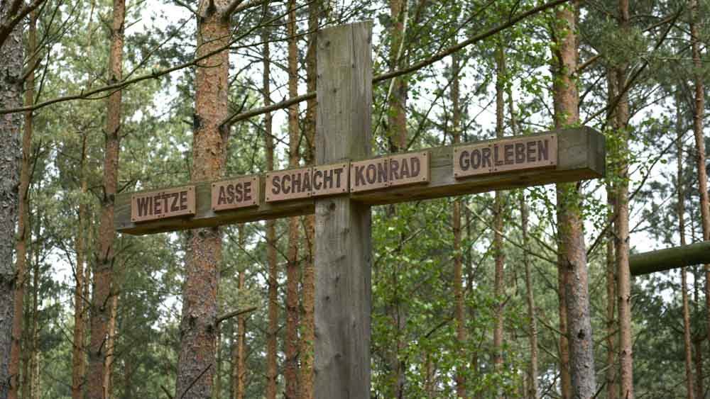 Ein Kreuz im Wald bei Gorleben