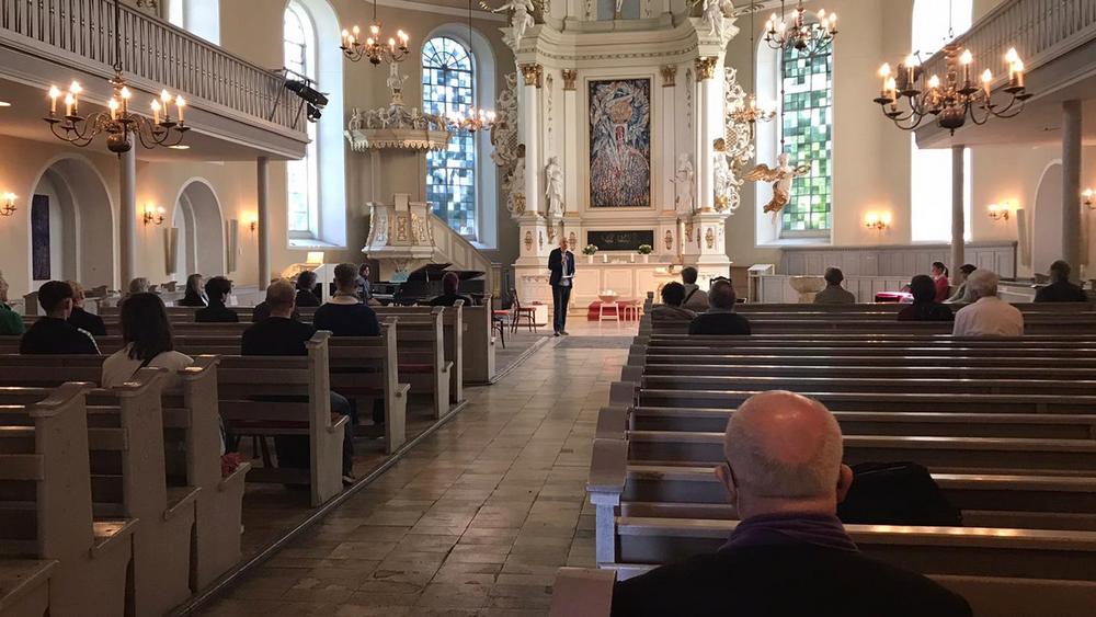 Weite Abstände in der Christianskirche in Hamburg-Ottensen