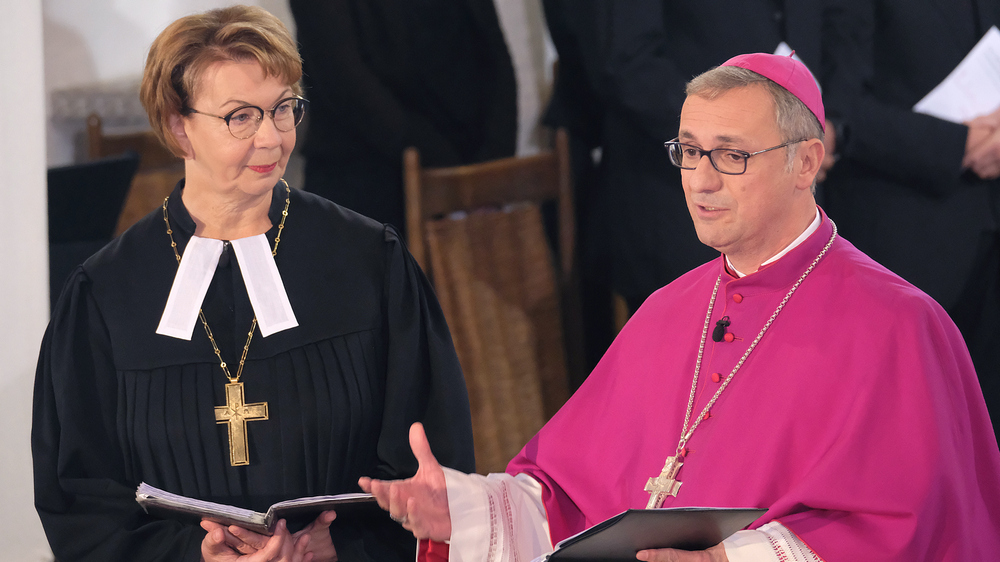 Heße mit Nordkirchen-Landesbischöfin Kristina Kühnbaum-Schmidt bei einem ökumenischen Gottesdienst in Kiel im Oktober 2019