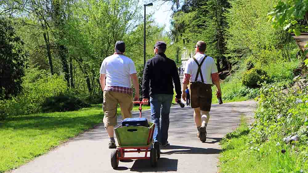 Manche Zeitgenossen feiern nicht Himmelfahrt, sondern sich selbst zum Vatertag