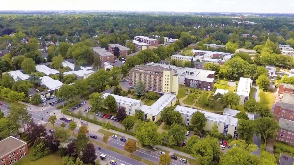 Blick auf das große Gelände des Hospitals zum Heiligen Geist