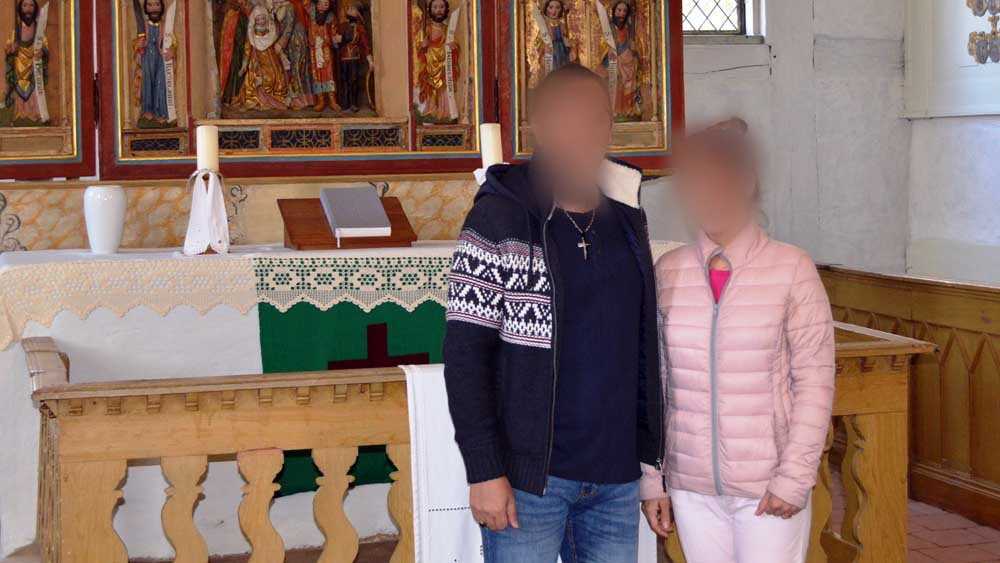 Roja K. und Amirhossein G. in der Jürgenstorfer Kirche